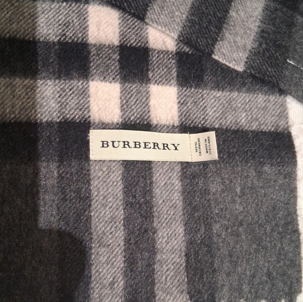 Burberry Cashmere Scarf. - Picture 2 of 4